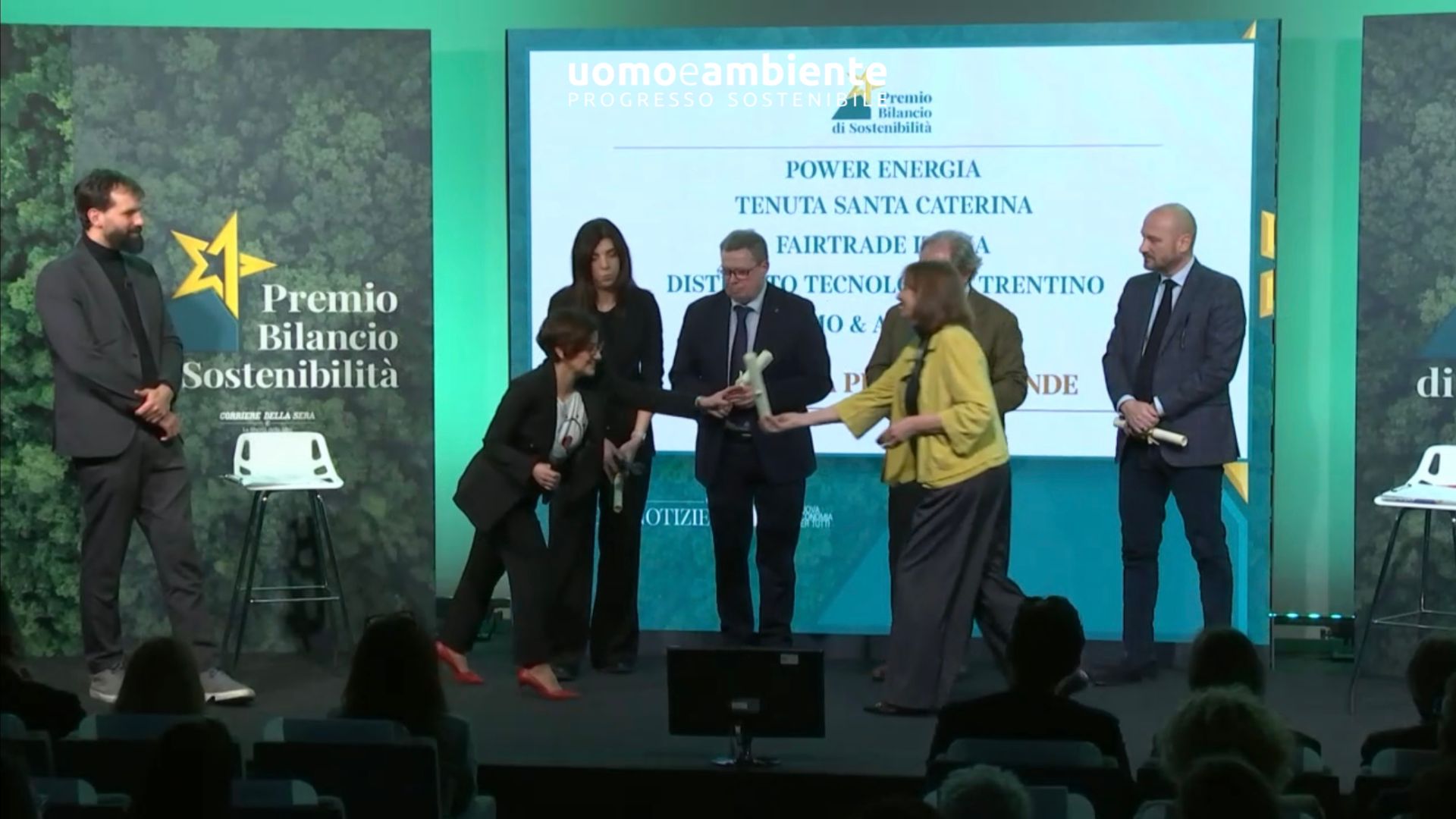 Nunzia Giunta, Amministratore Delicato e co-founder di UOMOeAMBIENTE, ritira sul palco della Sala Buzzati di Corriere della Sera il Premio Bilancio di Sostenibilità 2025