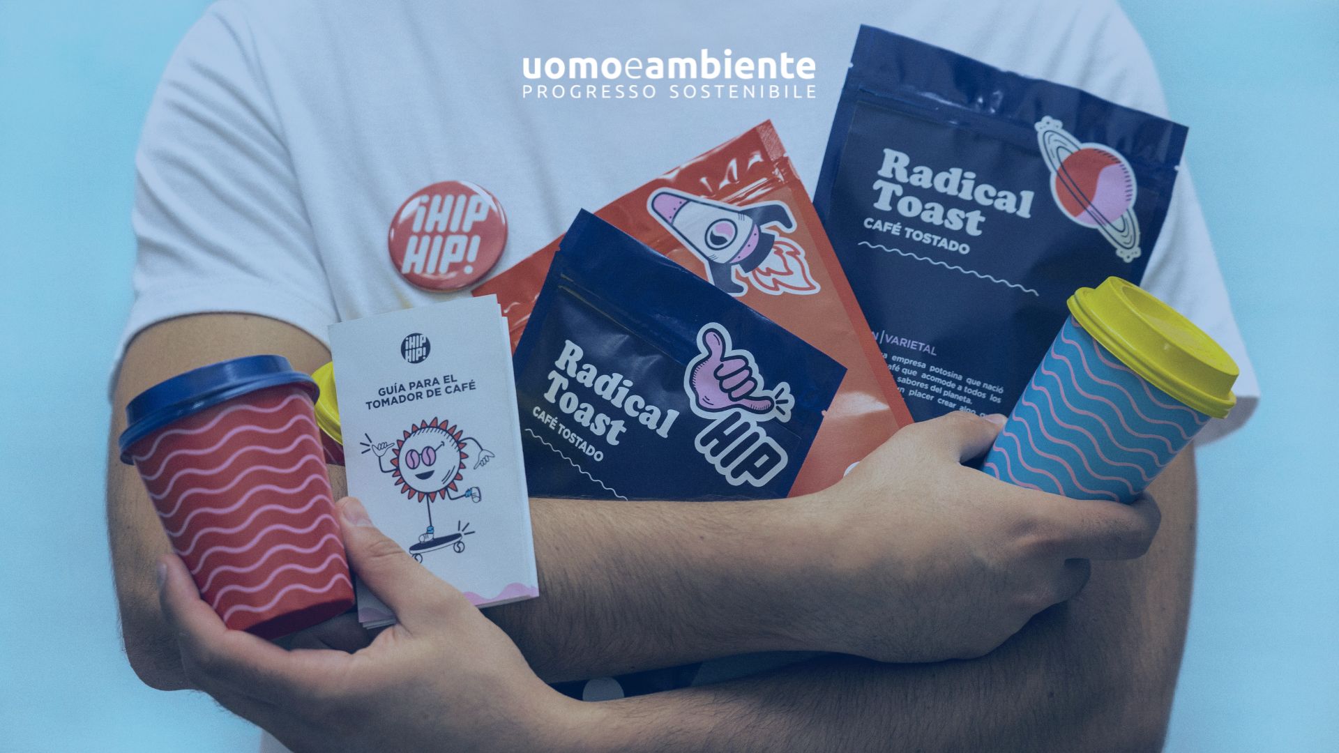 Packaging di caffè e bicchieri colorati in mano a una persona, simbolo dell’evoluzione verso un eco-design più sostenibile, con meno rischi di greenwashing