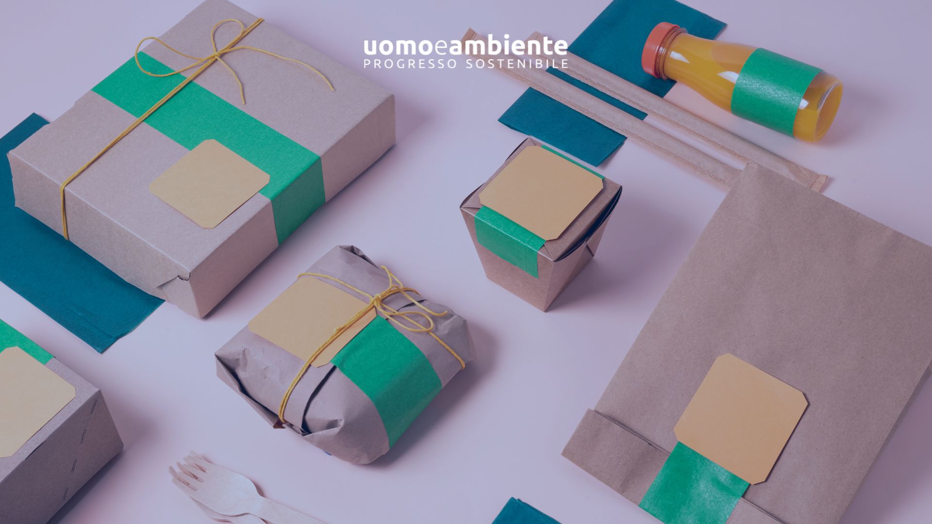 Diverse confezioni per il food delivery in carta kraft con dettagli verdi, simbolo del rischio greenwashing nel packaging. Le fasce verdi evidenziano un'apparenza ecologica che potrebbe essere fuorviante.